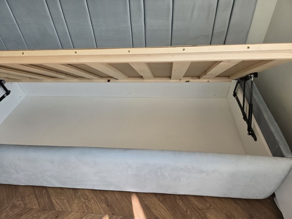 Тапицирано единично легло 90х200 - бледо зелено