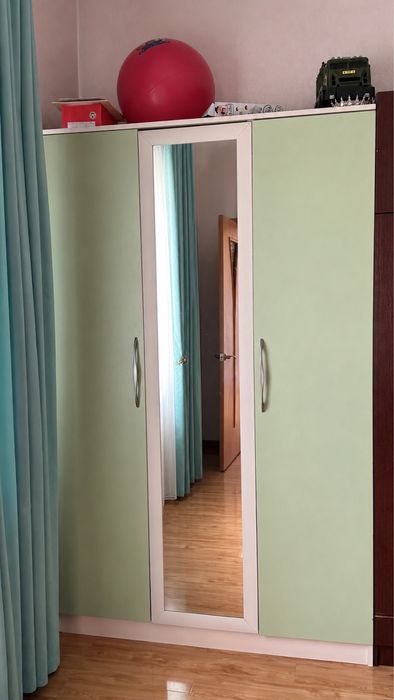 Шкаф трехдверный
