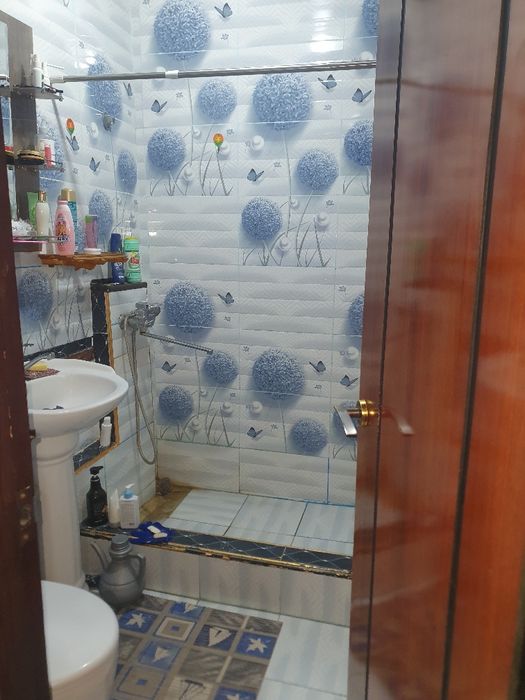 Участка сотилади, холати яхши, кирпичный дом, плита потолок.