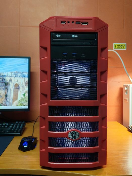 PC Gaming - Intel i9 9900 8C/16T, 32GB RAM, Carcasă HAF 922
