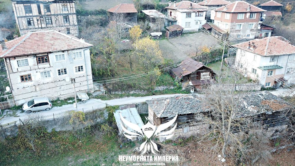 Продавам триетажна вила/къща 193РЗП с 220кв.м. двор в село Дряново община Лъки
