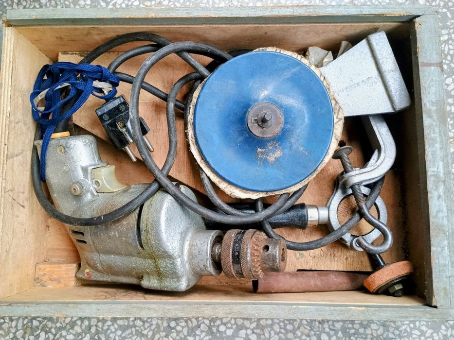 Руска електрическа бормашина окомплектована с приспособления