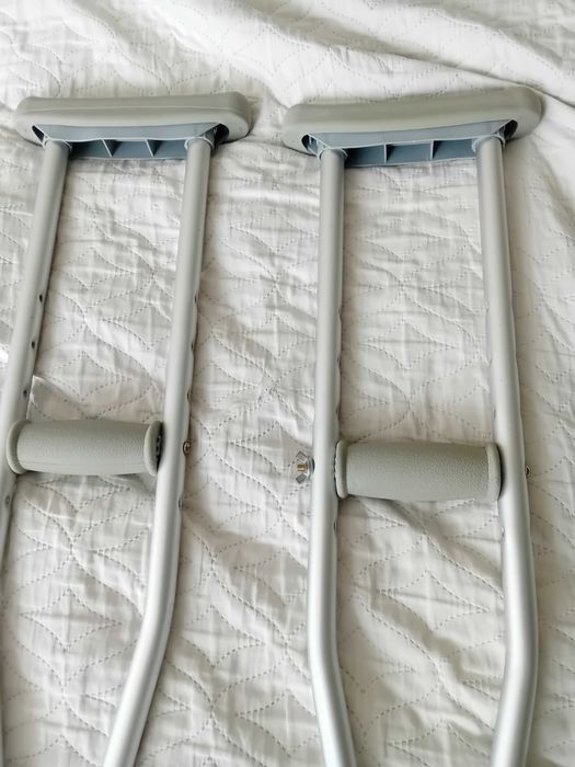 Подарявам патерици