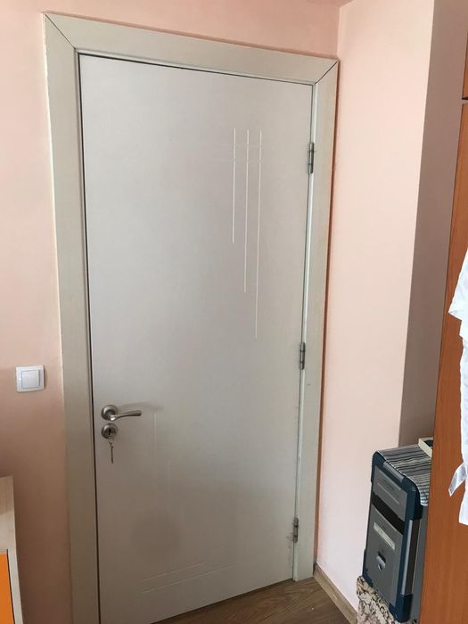 Продавам три броя врати с каси