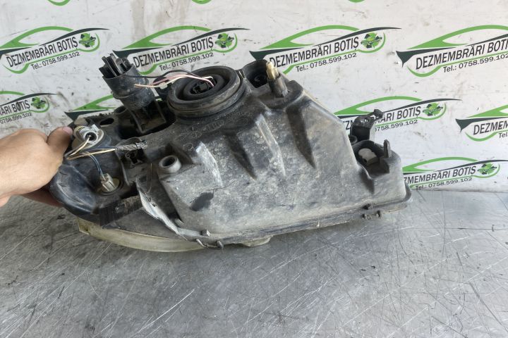 Far stanga 8200211005 Dacia Logan prima generatie