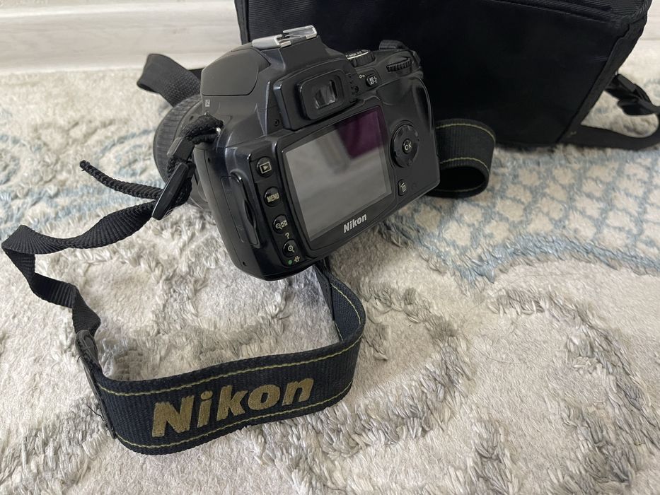 Продам зеркальный фотоаппарат Nikon D40