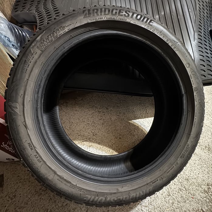 Anvelope de iarna Bridgestone 235/45 R18