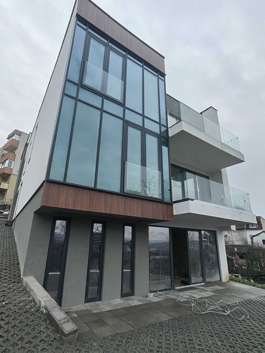 Doua clădiri noi, împreună sau separat