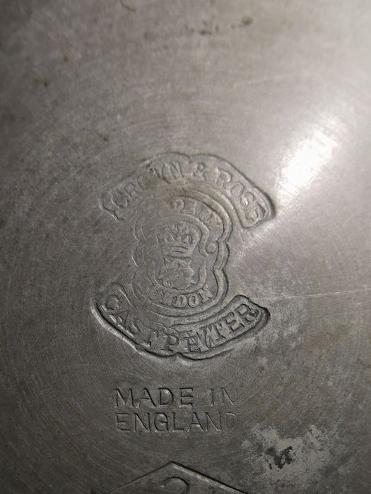 Много стара метална халба за бира Crown & Rose Cast Pewter