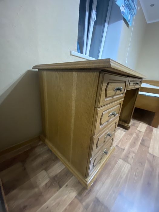 Продаем стол для спальной комнаты!