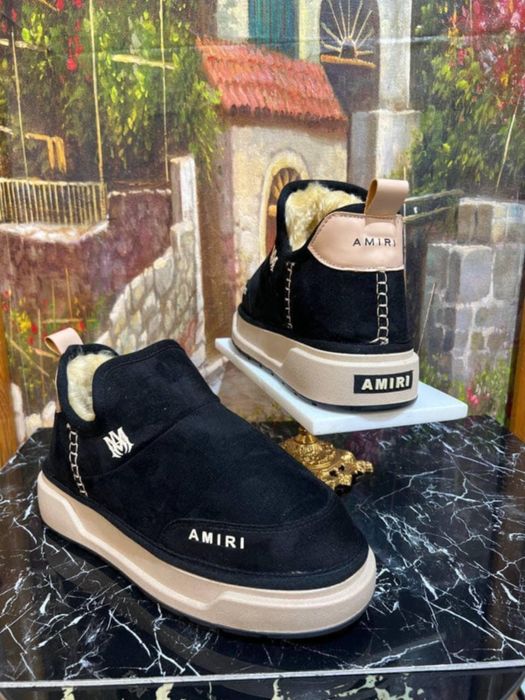 Adidasi și ugg-uri