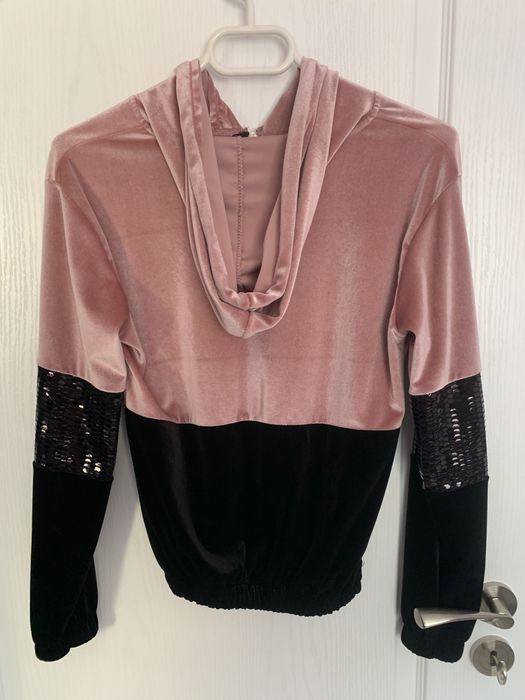 Блуза с качулка и с пайети