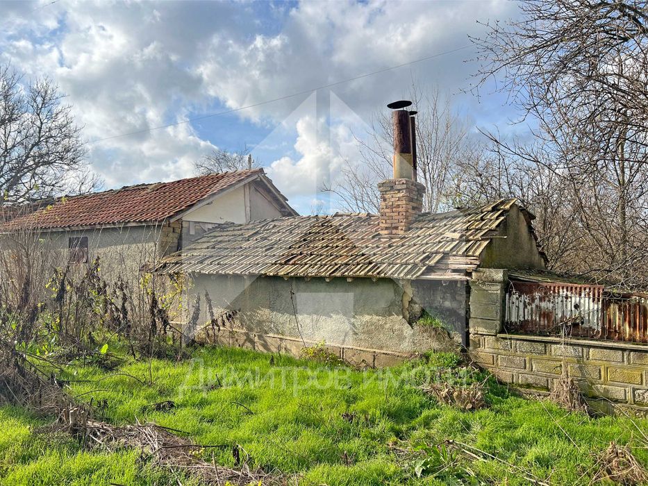 Продава се тухлена къща в гр. Плиска с двор 1200 кв.м. и КЛАДЕНЕЦ.