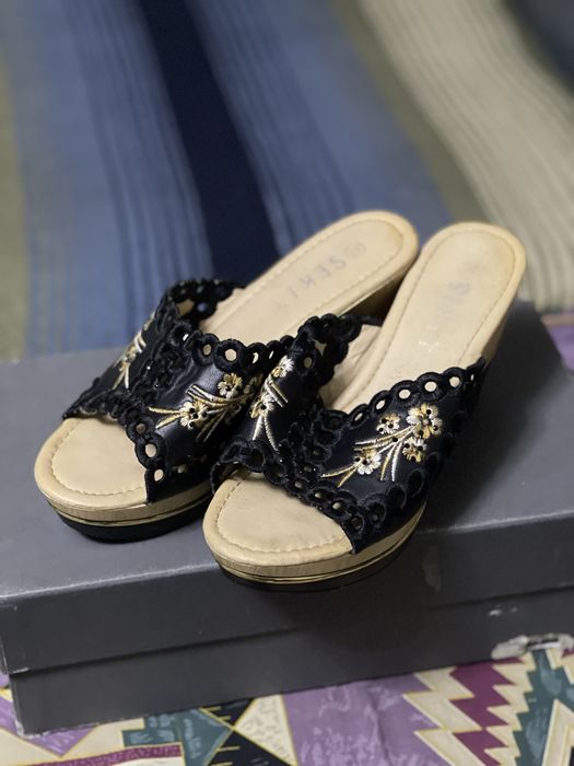 Босоножки на танкетке