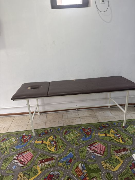 Продается кушетка бу для массаж .