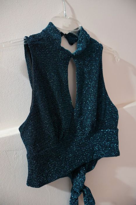 Top elegant verde cu sclipici și decupaj