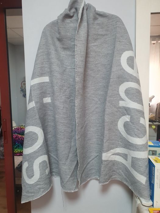 Шалове Acne Studio, Dior.Louis Vuitton,Burberry Tommi Hilfiger