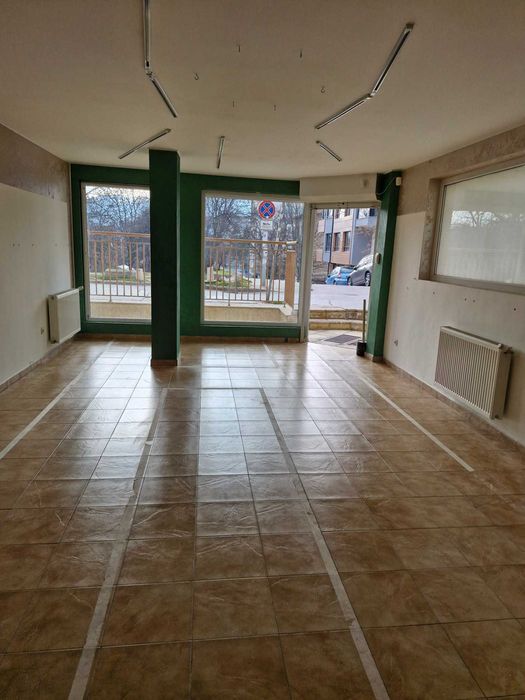 Отдавам под наем помещение на две нива