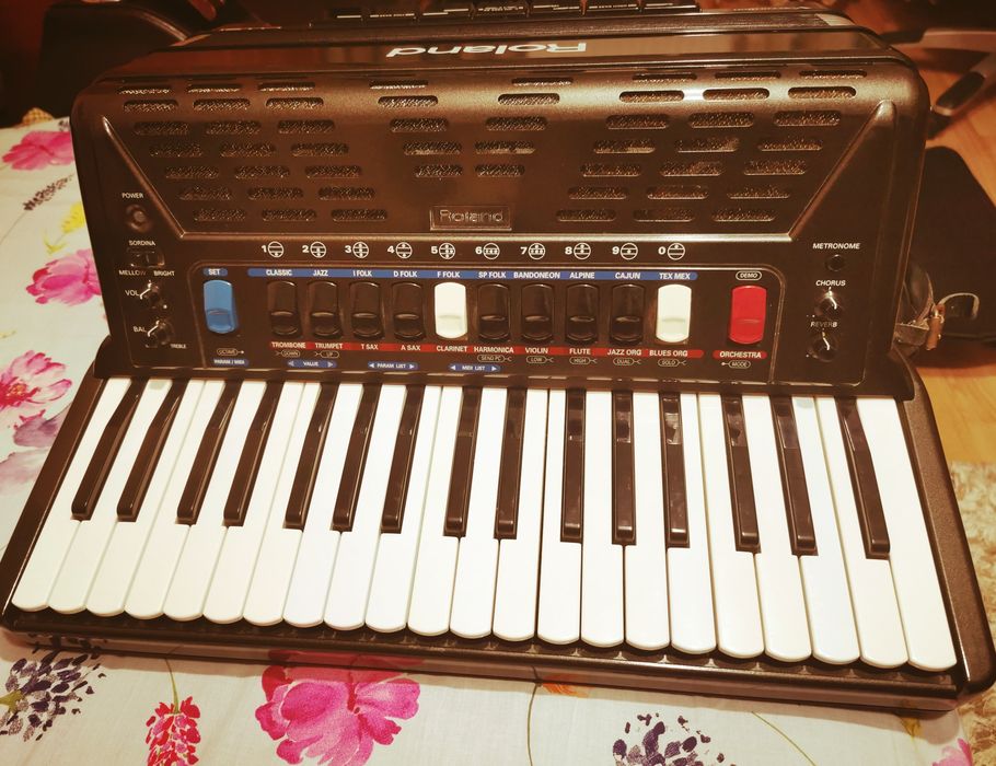 Vând acordeon Roland fr3s
