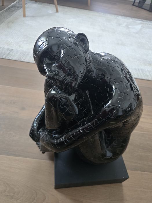 Statuetă decorativă neagră, model puzzle - figură umană ghemuită, 50 cm