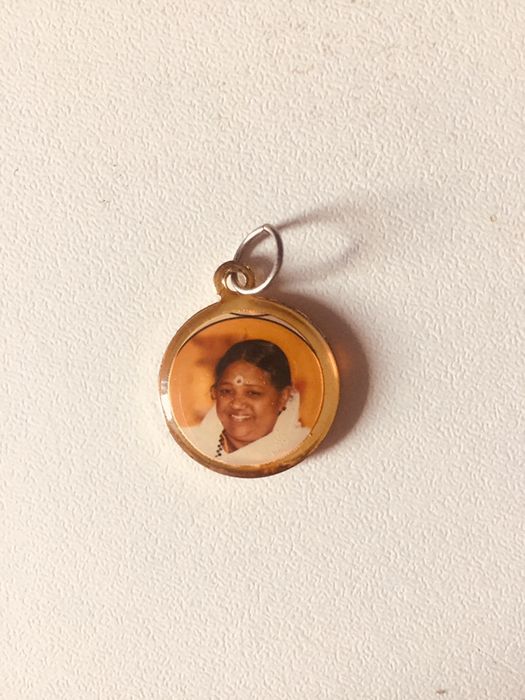 Продаю кулоны.