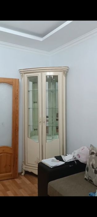 Продам угловые витрины для гостиной