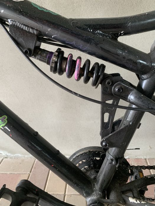 Bicicleta full suspension .