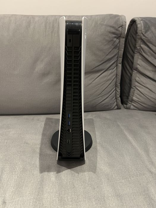 PlayStation 5 Digital + 2 controllere | Stare foarte bună