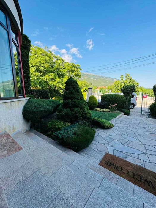 ХОТЕЛ с РЗП 1300 кв.м., работещ, град Карлово