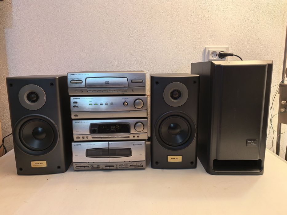 Sistem audio Onkyo cd, tuner, deck si doua amplificatoare subwoofer