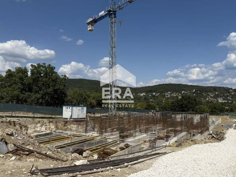 Тристаен апартамент за продажба, със собствен двор, в новострояща се с