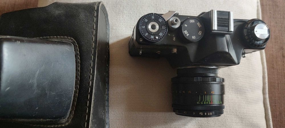 Продавам класически съветски огледално-рефлексен фотоапарат (SLR) Зенит ЕТ