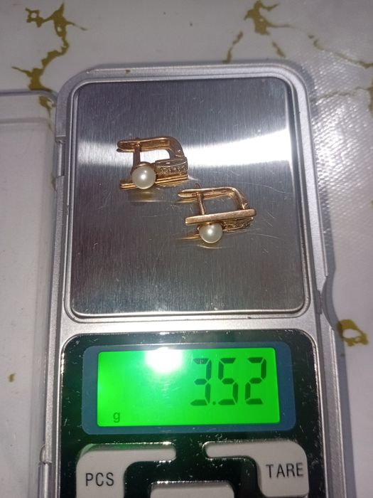 Продам золотые серьги.