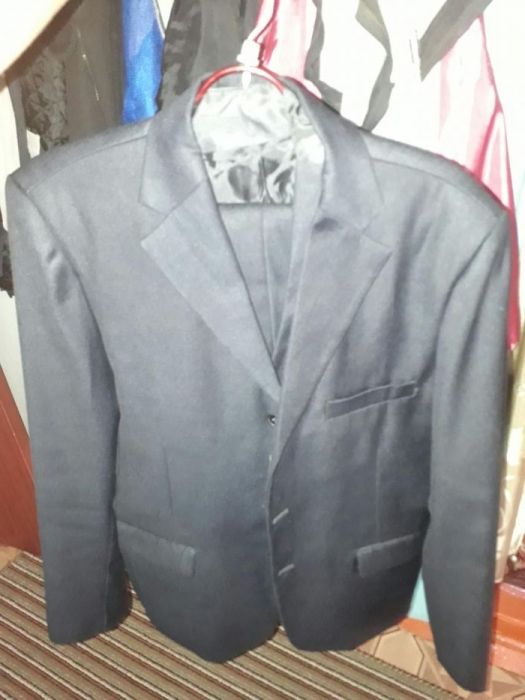 Продам костюмы