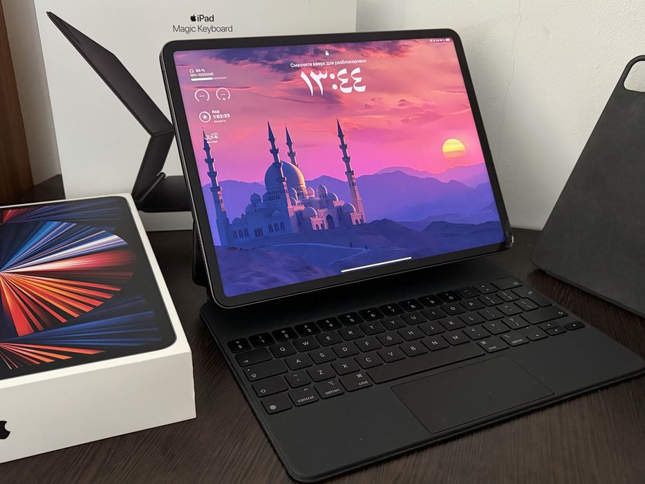 iPad Pro 12.9 (5th gen) + Magic Keyboard