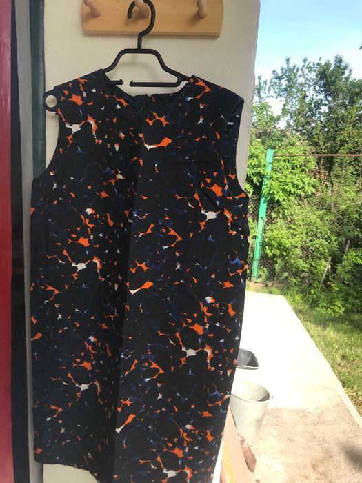 Слот от две рокли: COS и Zara