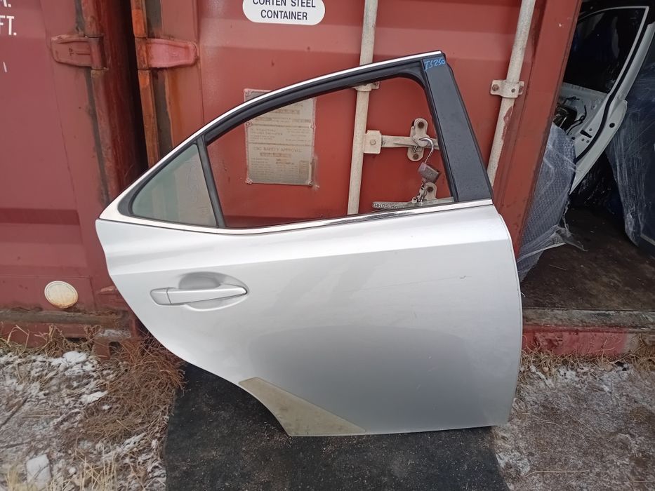 Задняя правая дверь Lexus is 250