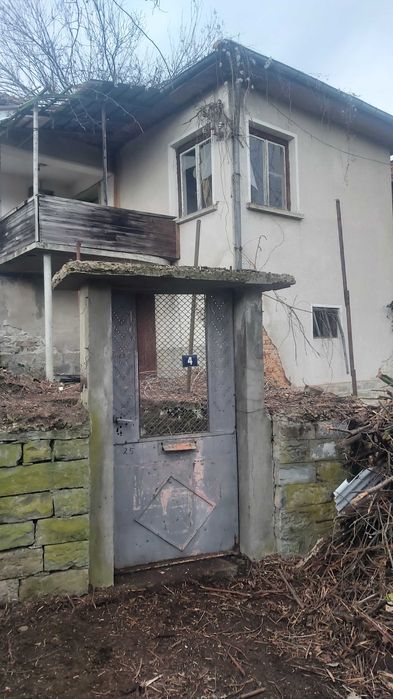 Почистване на запустели дворове и парцели от храсти и къпина.