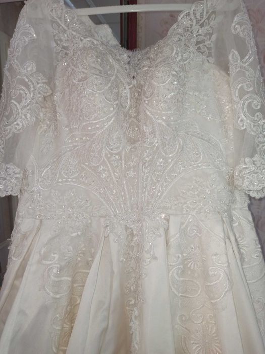 Келин кўйлак сотилади