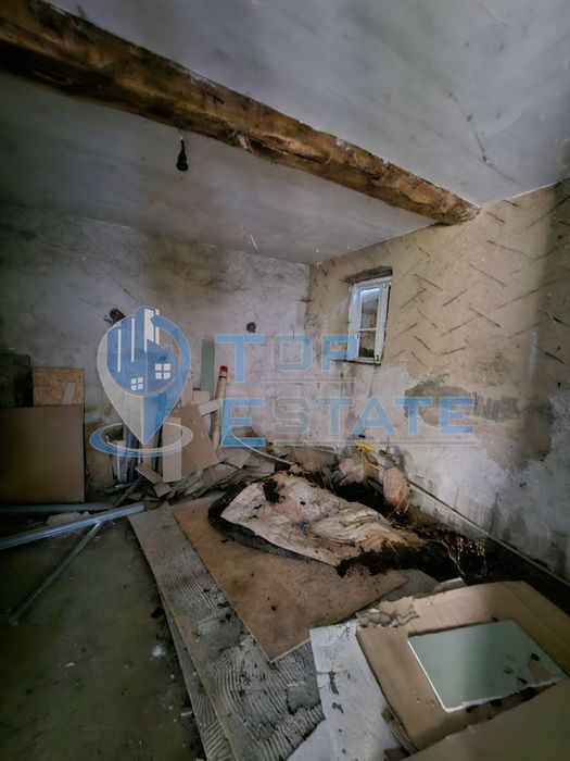 Тухлена къща с кладенец и голям двор в село Павел