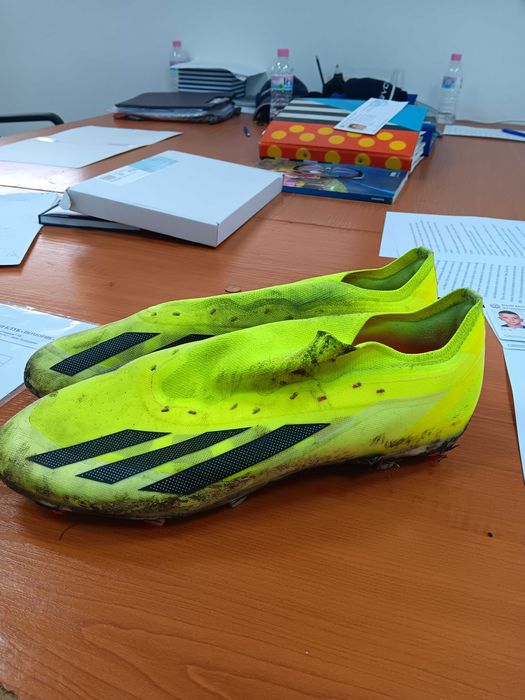 Продавам бутони Adidas полу професионални