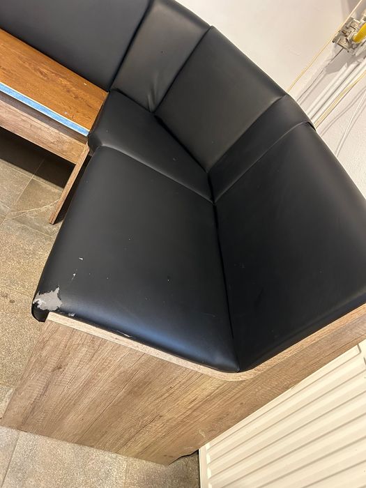Set mobilier format din patru piese: cuier, masuta de cafea, masa de bucatarie si coltar