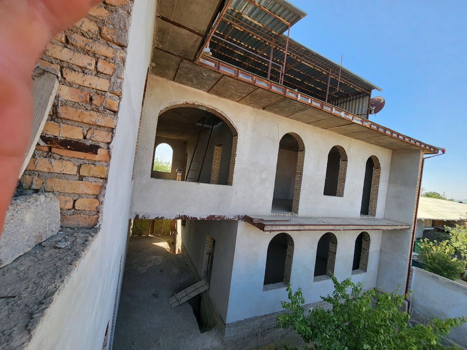 Hovli sotiladi juda yaxshi qurilgan