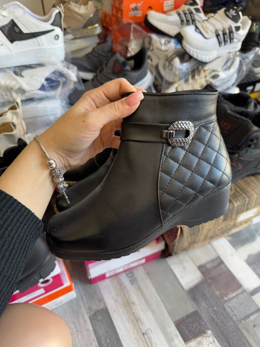 Нови боти на разпродажба от магазин