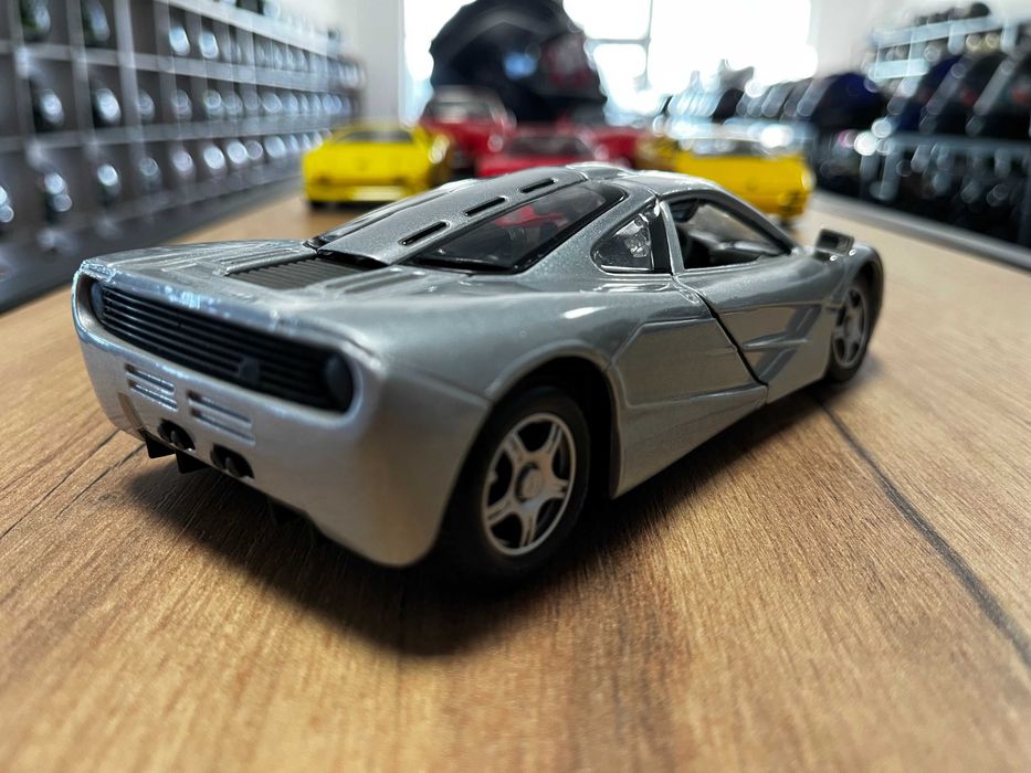 Метална колекционерска количкa модел BBURAGO MCLAREN P1 мащаб 1:24
