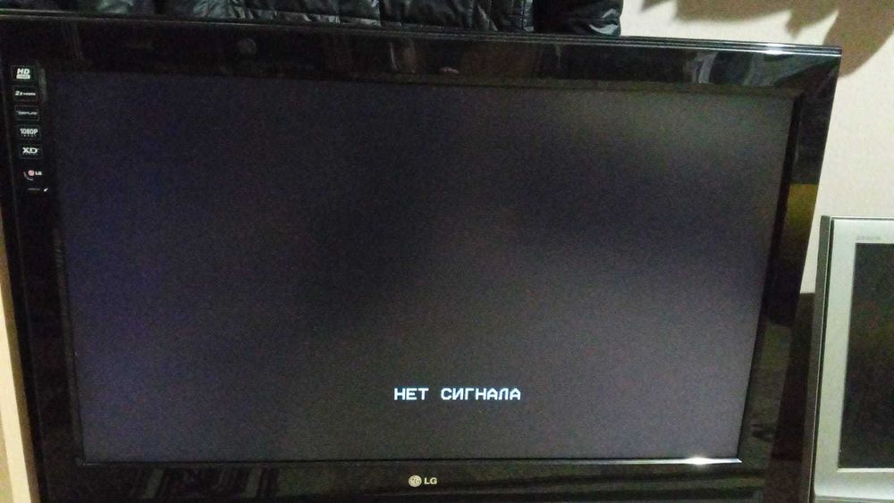 Продам телевизор LG диагональ 94 см. Выключается сам.