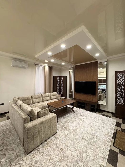 Лабзак. 10школа.  2комнатная. Высокопотолочка.  60м2