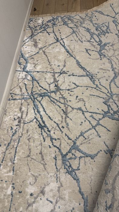 Продам ковер абстракционный