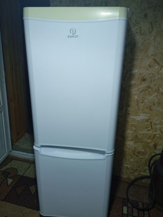 Продам холодильник indesit