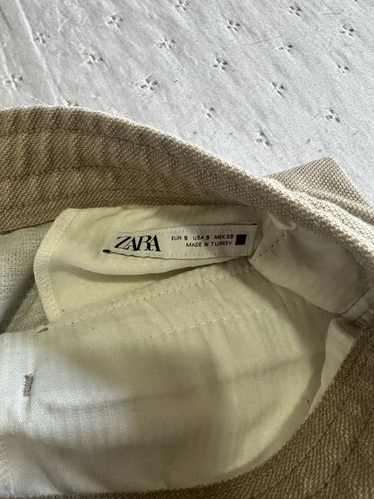 Pantaloni Zara.